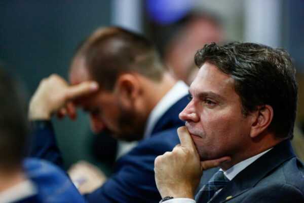 motta-cassa-eduardo-bolsonaro-e-ramagem-em-decisao-da-mesa-diretora